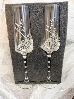 Set of 2 Mr & Mrs Hand-Painted Champagne Flutes - clear with pearls